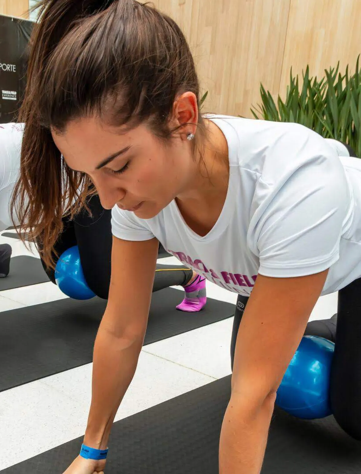 Paciente realizando exercício com bola durante a fisioterapia