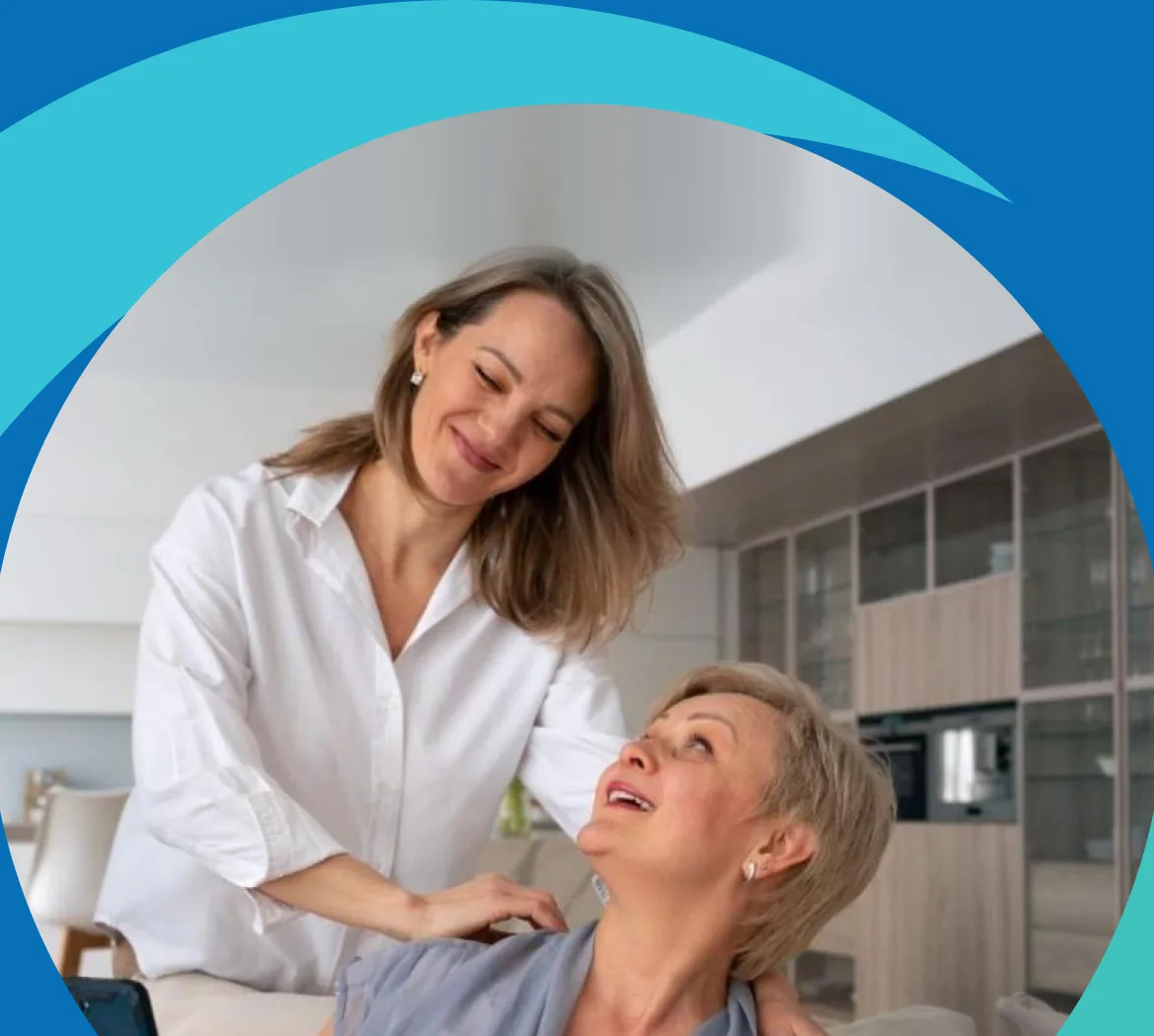 Fisioterapeuta em atendimento domiciliar com paciente idosa